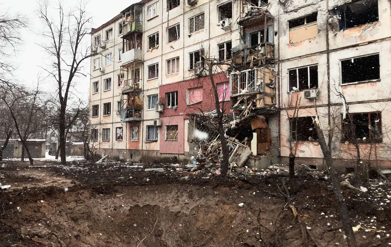 Dieses Bild zeigt Häuser im zerstörten Charkiw. Landeskirche und Diakonie in Württemberg arbeiten eng mit Partnern in Nachbarländern der Ukraine zusammen um zu helfen.