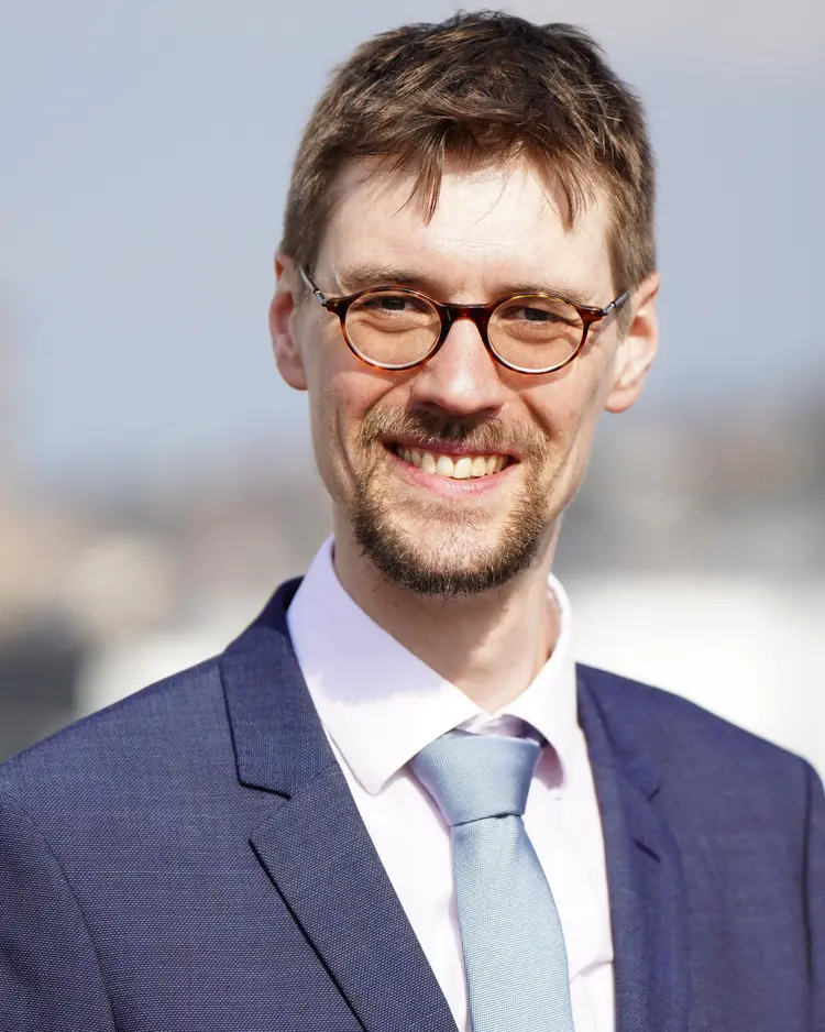 Dr. Fabian Peters Dr. Fabian Peters