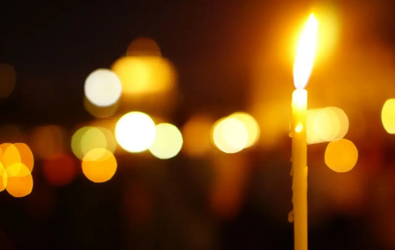 In vielen Kirchen werden am Ewigkeitssonntag Kerzen für die Verstorbenen des vergangenen Kirchenjahres entzündet, während ihre Namen im Gottesdienst verlesen werden.