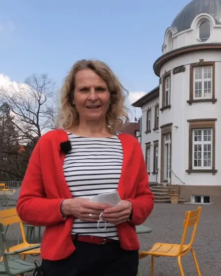 Michaela Müller, Leiterin des Kinder- und Jugendhospiz in Stuttgart, vor dem Hauptgebäude des Hospizes.