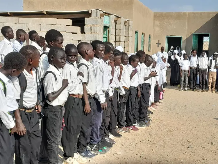 Der YMCA Port Sudan  hält die Schule im Flüchtlingsgebiet Engaz offen.