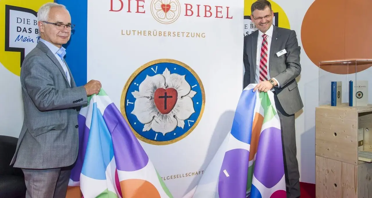 Enthüllung der Lutherbibel 2017 durch Heinrich Riethmüller (Vorstand des Börsenvereins) und Dr. Christoph Rösel (DBG Generalsekretär)