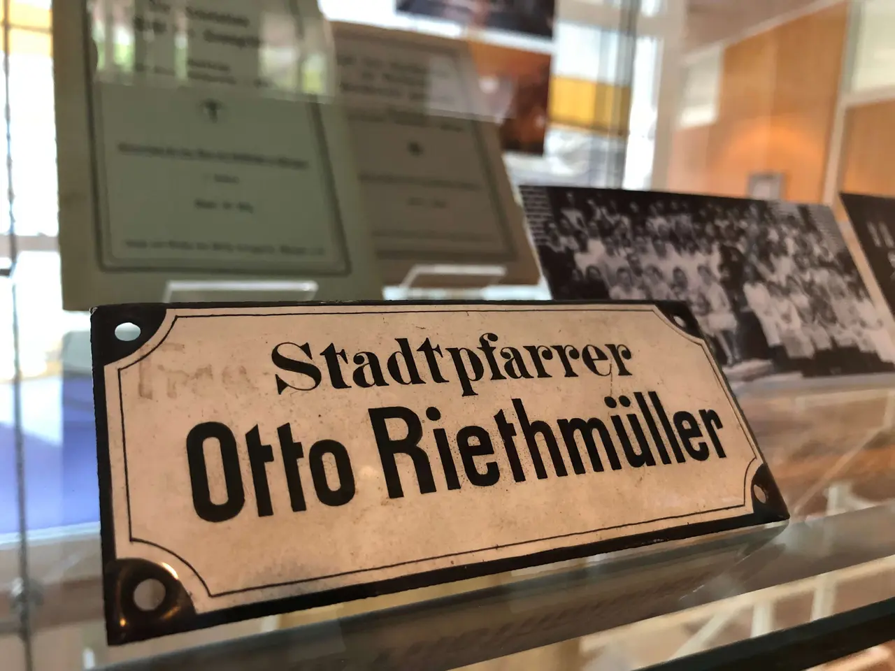 Im Evangelischen Oberkirchenrat in Stuttgart sind Exponate zum Leben und Wirken des württembergischen Pfarrers Otto Riethmüller zu sehen.