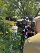 Zwei Kameramänner im Garten, im Hintergrund Tobias Wörner bei Filmaufnahme