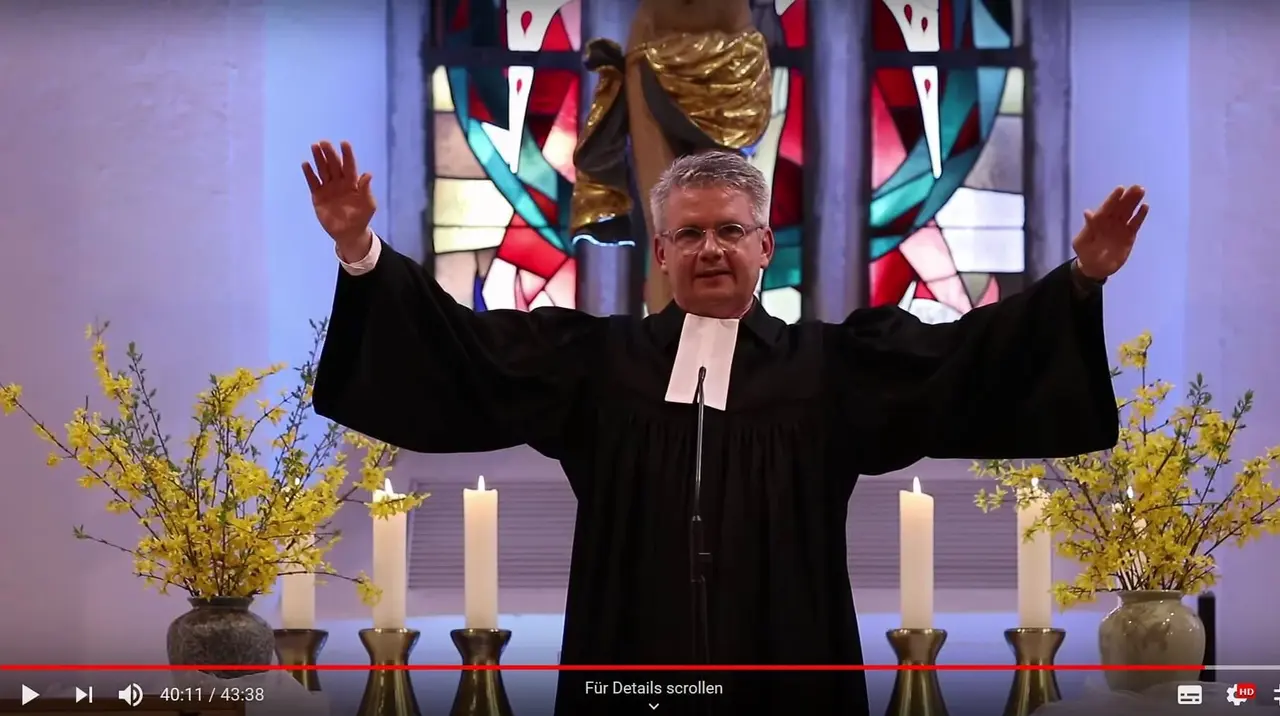 Pfarrer Peter Brändle feierte am letzten Sonntag in Wendlingen einen Gottesdienst - mit seiner Gemeinde im Netz.