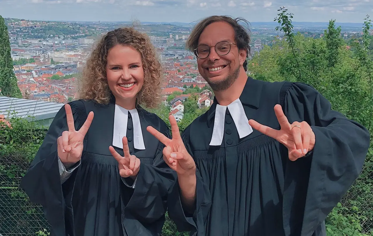 Sarah Schindler ist weiterhin Pfarrerin bei der Dekanin in Stuttgart-Zuffenhausen, Nicolai Opifanti Pfarrer bei der Dekanin in Stuttgart-Degerloch.
