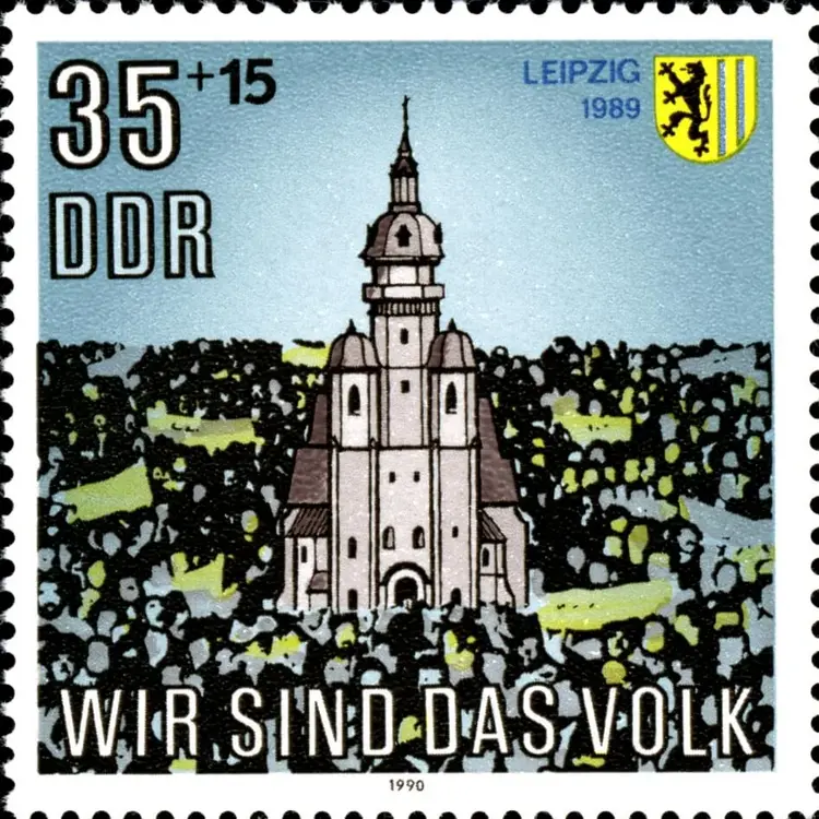 Briefmarke der DDR aus dem Jahr 1990: Sie erinnert an den Ausgangspunkt der Proteste in der Leipziger Nikolaikirche.