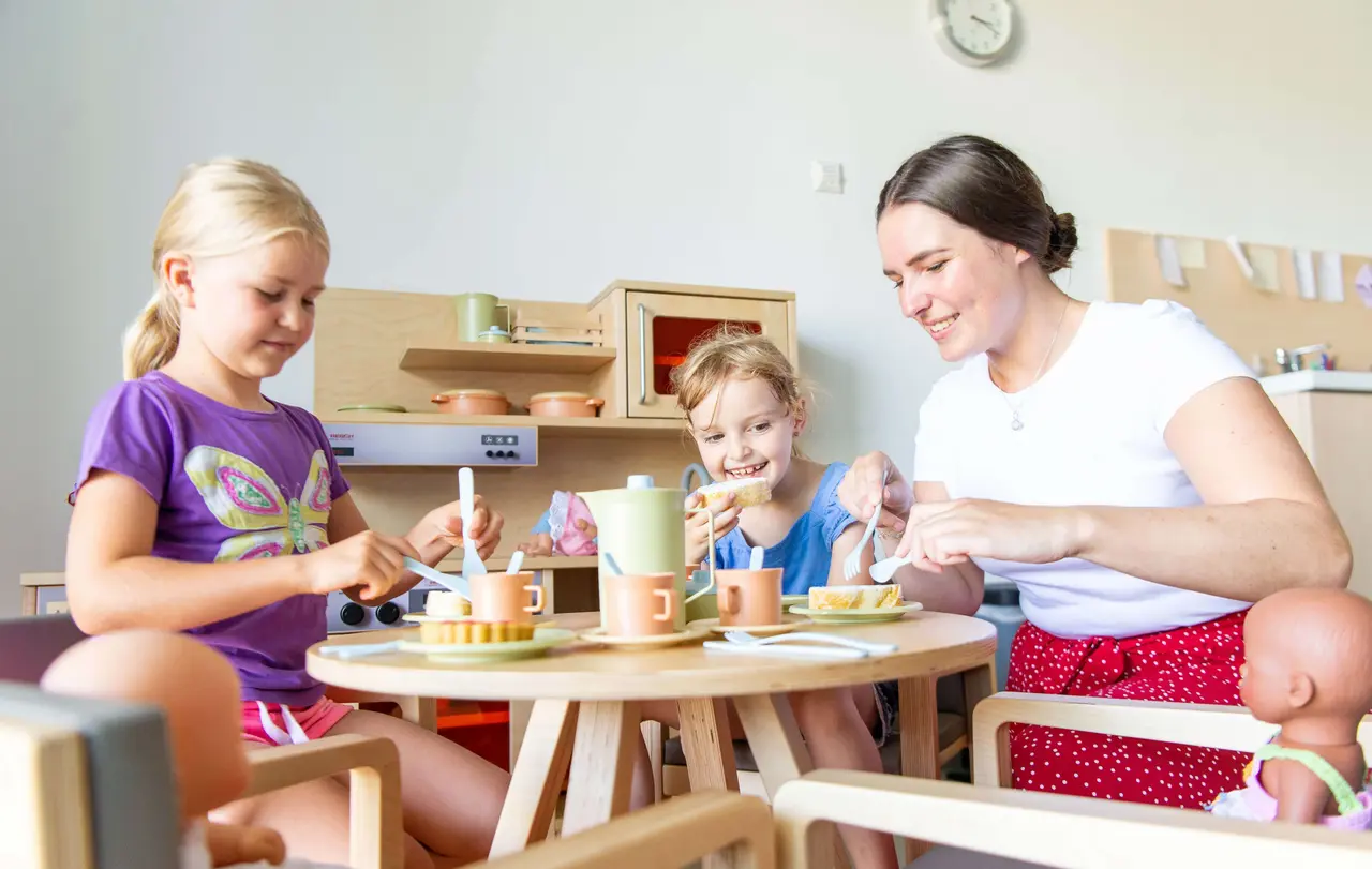 In der Kinderküche der neu eröffneten Klinik können Mütter mit ihren Kindern kochen.