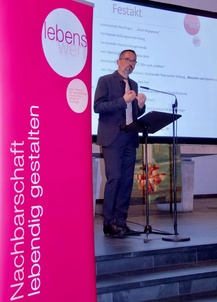 Erster Platz beim Fundraisingpreis in der Kategorie „Stiftung“: Stiftungsgründung der evangelischen Kreuzkirchengemeinde Reutlingen mit Pfarrer Stephan Sigloch.