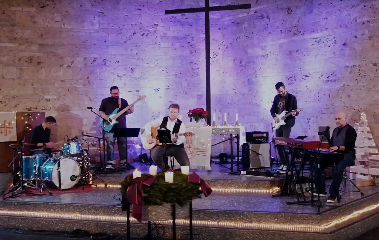 Die Band „The Flexibles“ spielt Weihnachtslieder als Karaoke-Versionen.