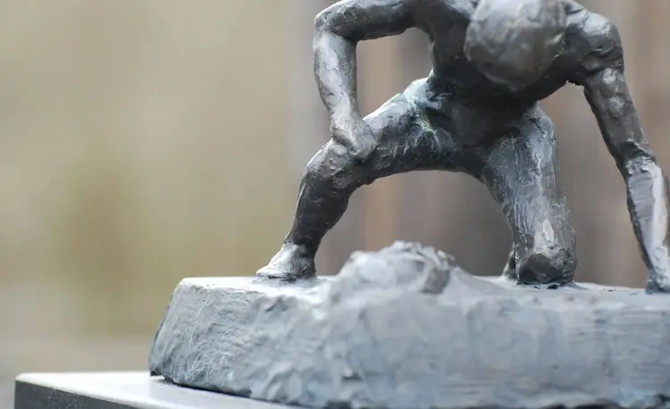 Skulptur vor der KZ-Gedenkstätte Vaihingen an der Enz