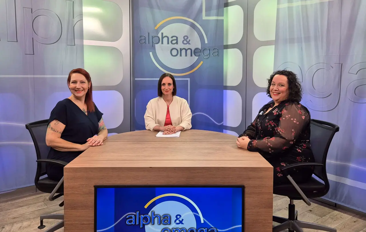 Nadja Seipel (links) und Carmen Dreyer (rechts) im Gespräch mit Moderatorin Heidrun Lieb (Mitte)