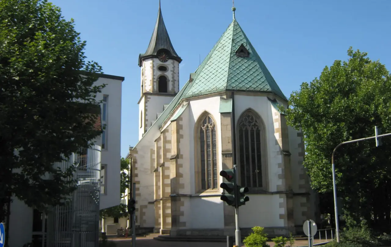 Die Martinskirche in Pfullingen ist eine uralte Kirchengründung: Bereits um das Jahr 620 ist eine Holzkirche erwähnt. Das heutige Gotteshaus wurde im 15. Jahrhundert errichtet; auf dem Schlussstein im Chorraum steht das Jahr 1463. Der Taufstein der Kirche stammt sogar noch vom Vorgängerbau aus dem 12. Jahrhundert.