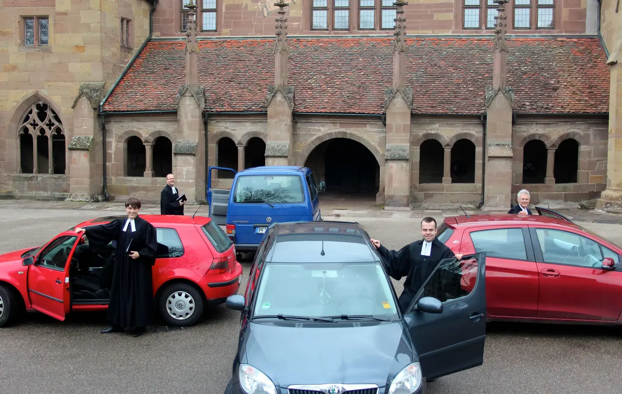 Die vier Pfarrpersonen im Klosterhof Maulbronn, bevor sie zu ihrem ersten Gottesdienst „4 Pfarrer auf 1 Streich“ aufbrachen (2014).