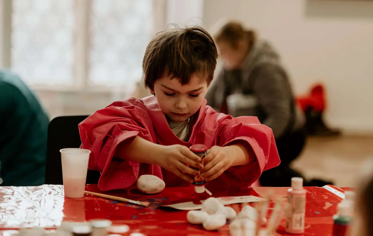 Selbst kreativ sein und das gemeinsam mit der Familie und anderen Familien: Das ist in der  „Kirche Kunterbunt“ möglich.