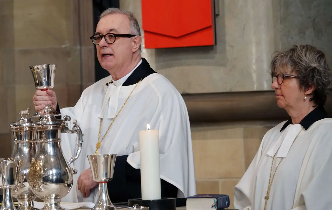 Landesbischof Dr. h. c. Frank Otfried July hat beim Gottesdienst zur konstituierenden Sitzung der Landessynode noch einen großen Kelch in den Händen. Zu Vorbeugung gegen das Corona-Virus rät die Landeskirche jetzt, künftig eher auf kleine Kelche zurückzugreifen.