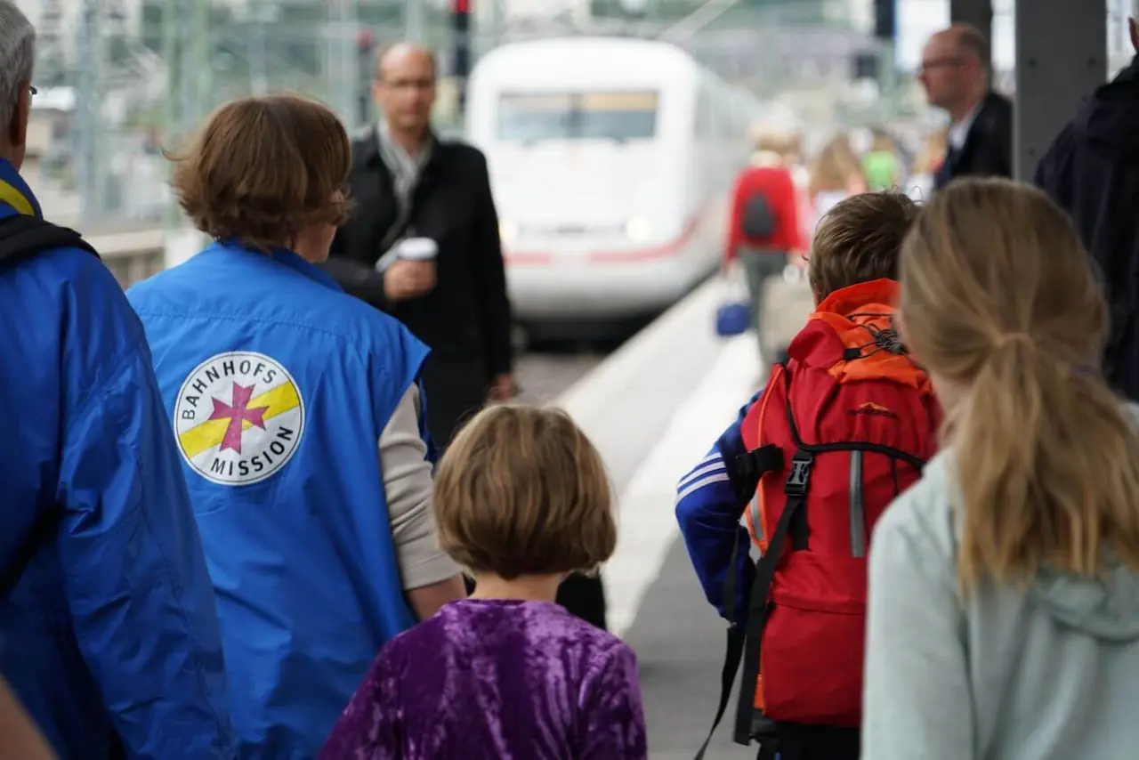Kids on Tour, das Angebot der Stuttgarter Bahnhofsmission, mit Renate Beigert und Siegfried Gleich.