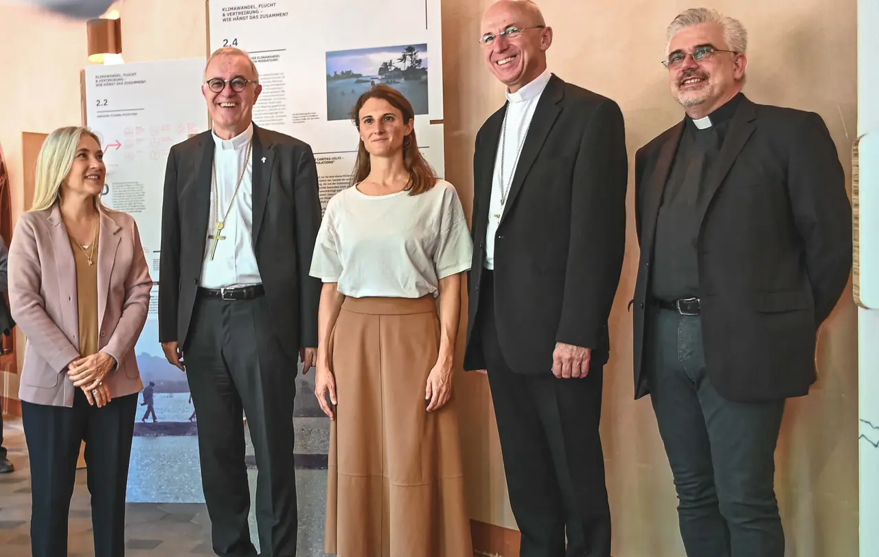 Von links nach rechts: Flaminia Vola (Mitarbeiterin von Pater Fabio Baggio), Landesbischof July, Francesca Toninato (italienische Konsulin), Weihbischof Dr. Peter Birkhofer und Pater Fabio Baggio (Unterstaatssekretär der Abteilung für Migranten und Flüchtlinge des Dikasteriums zur Förderung der integralen menschlichen Entwicklung)