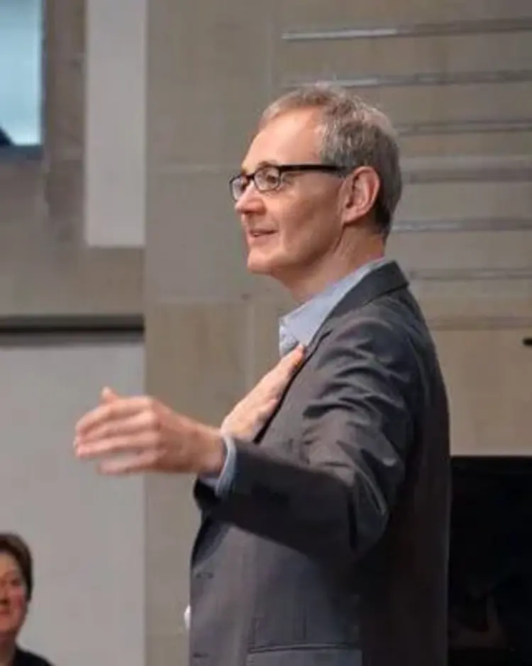 Stiftskantor Kay Johannsen beim "Morning Sing" in der Stuttgarter Stiftskirche.
