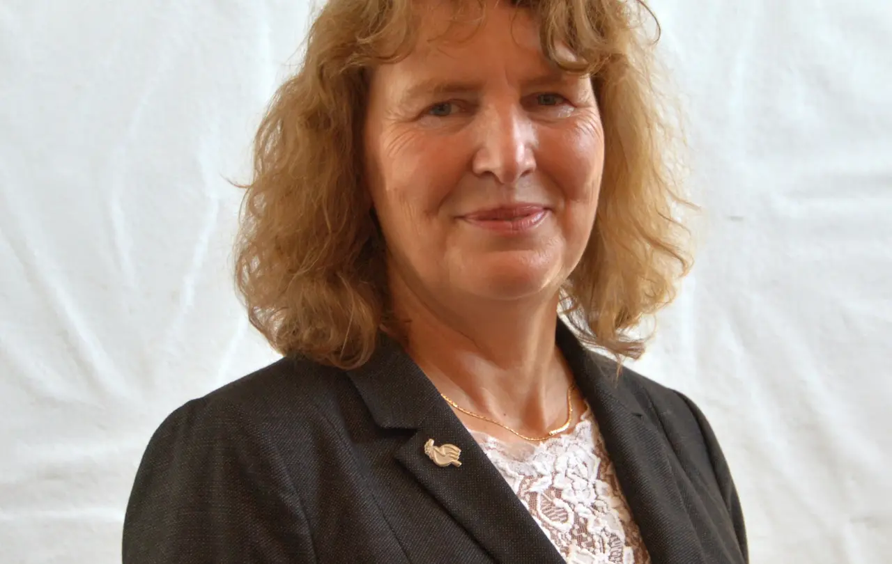 Siglinde Hinderer Leiterin des Umweltreferats und Umweltbeauftragte der württembergischen Landeskirche „Ich wünsche mir, dass wir uns diese Aufgabe gemeinsam stellen: weil uns Klimagerechtigkeit ein christliches Anliegen ist, weil wir die Sorgen der Jugendlichen ernst nehmen und unseren Kindern eine lebenswerte Erde erhalten wollen und weil wir Gottes Schöpfung achten. Es ist offensichtlich, dass ein ‚weiter wie bisher‘ keine Alternative ist“, sagt Siglinde Hinderer.