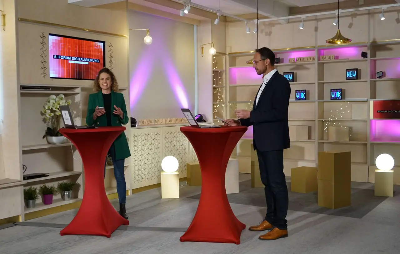 Das 8. Forum Digitalisierung fand am 29. Oktober als Online-Event statt. Social-Media-Pfarrerin Sarah Schindler und Moderator Joachim Stängle im Studio.