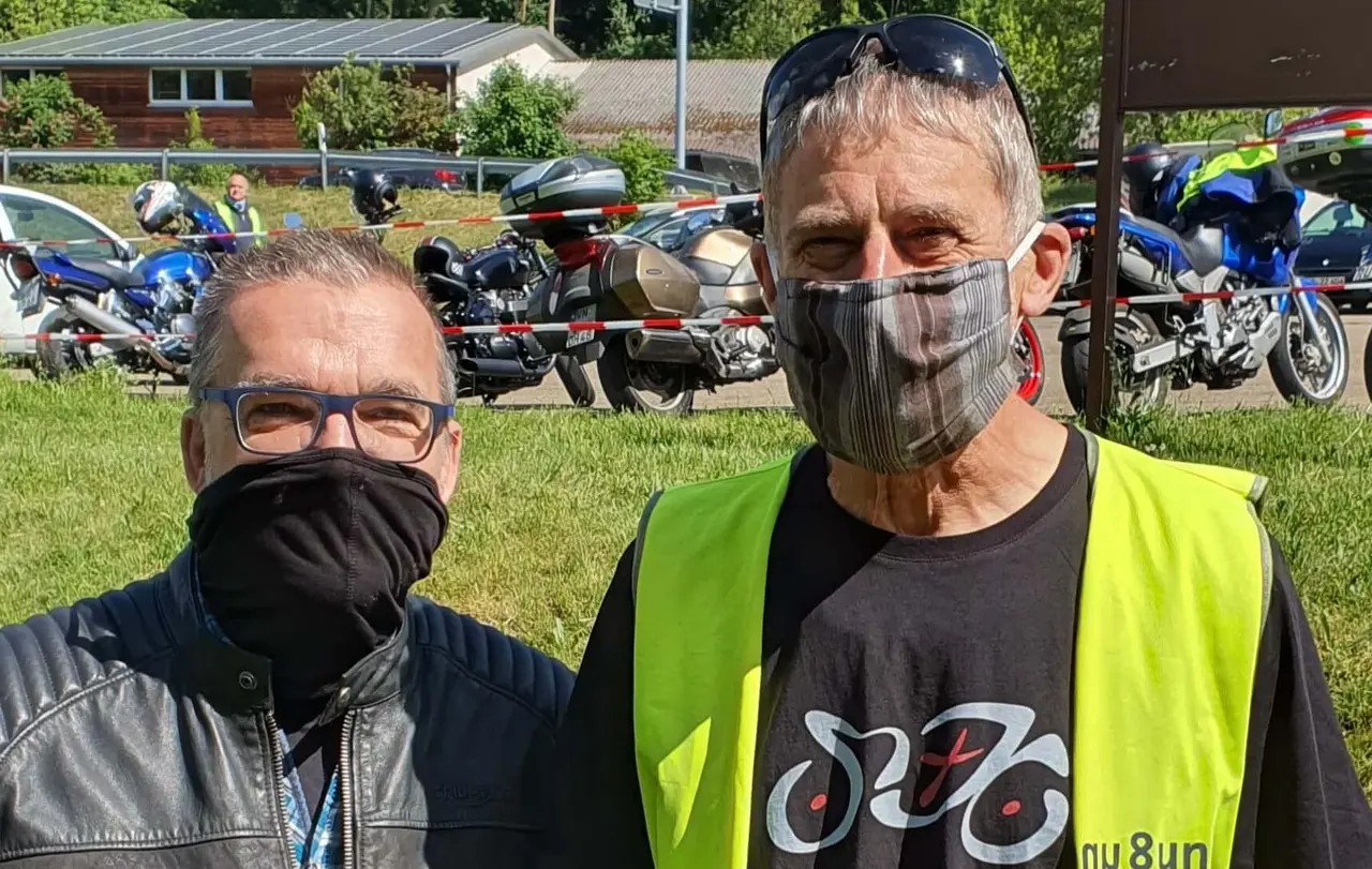 Norbert Lurz und Martin Heubach (v. l. n. r.) am Rande es Motorradgottesdienstes. Heubach tritt dafür ein, Klappenauspuffe zu verbieten.