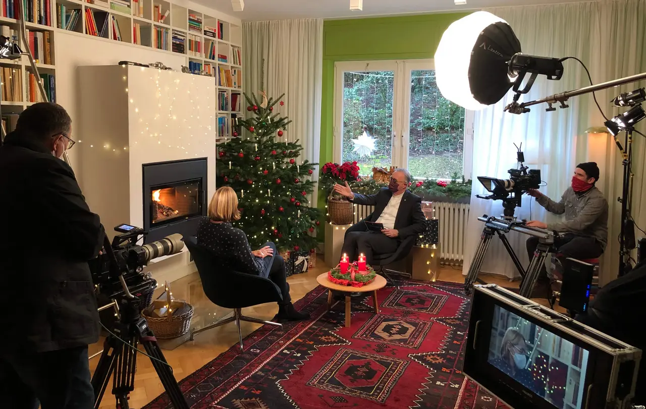 Landesbischof Dr. h.c. Frank Otfried July im Gespräch mit Martina Rudolph-Zeller über die Arbeit der Telefonseelsorge, bei der sich in der Weihnachtszeit besonders viele Menschen melden.