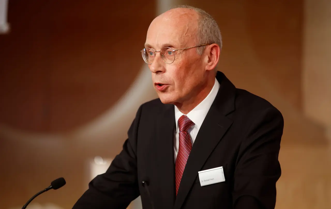 Oberkirchenrat Dr. Michael Frisch erläuterte den Gebietstausch.