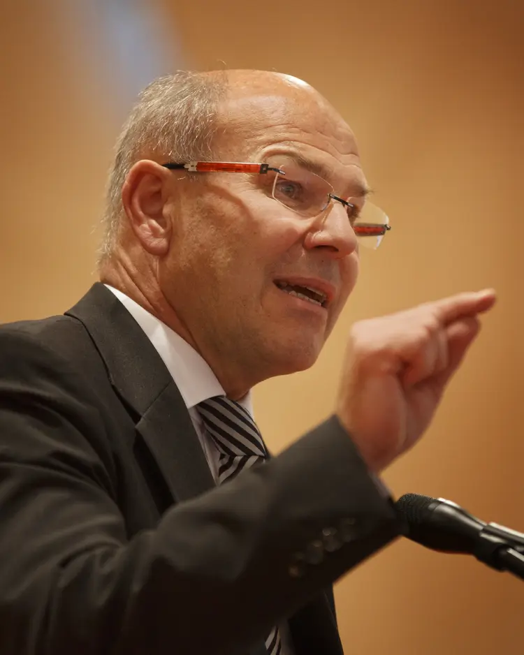 Mit Energie am Rednerpult.