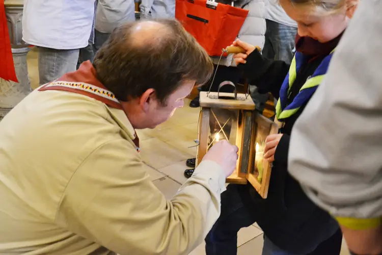 Austeilung des Friedenslichts in der Bad Cannstatter Stadtkirche.