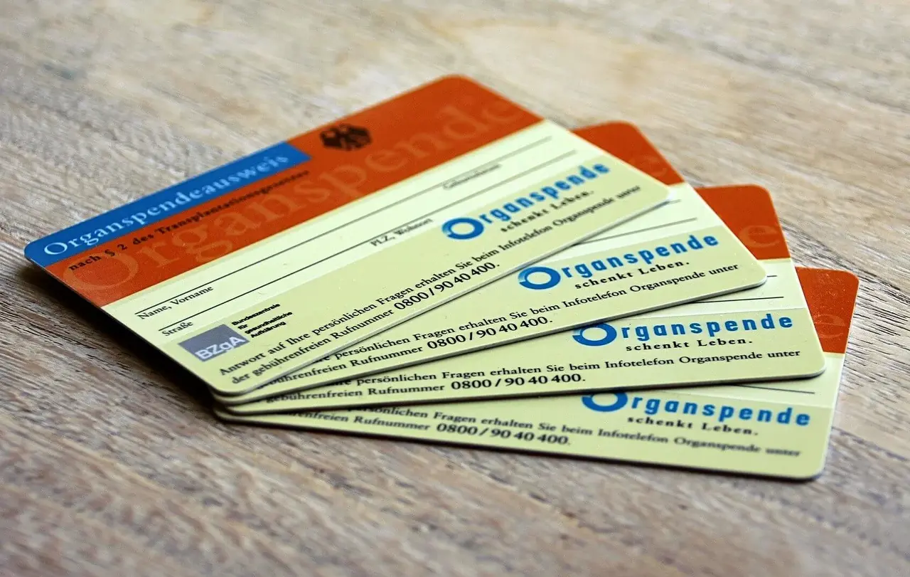 Bisher muss sich ein potenzieller Spender aktiv entscheiden, ob er nach seinem Tod Organe spenden will. Am Donnerstag entscheidet der Bundestag über eine Neuregelung (Symbolbild).