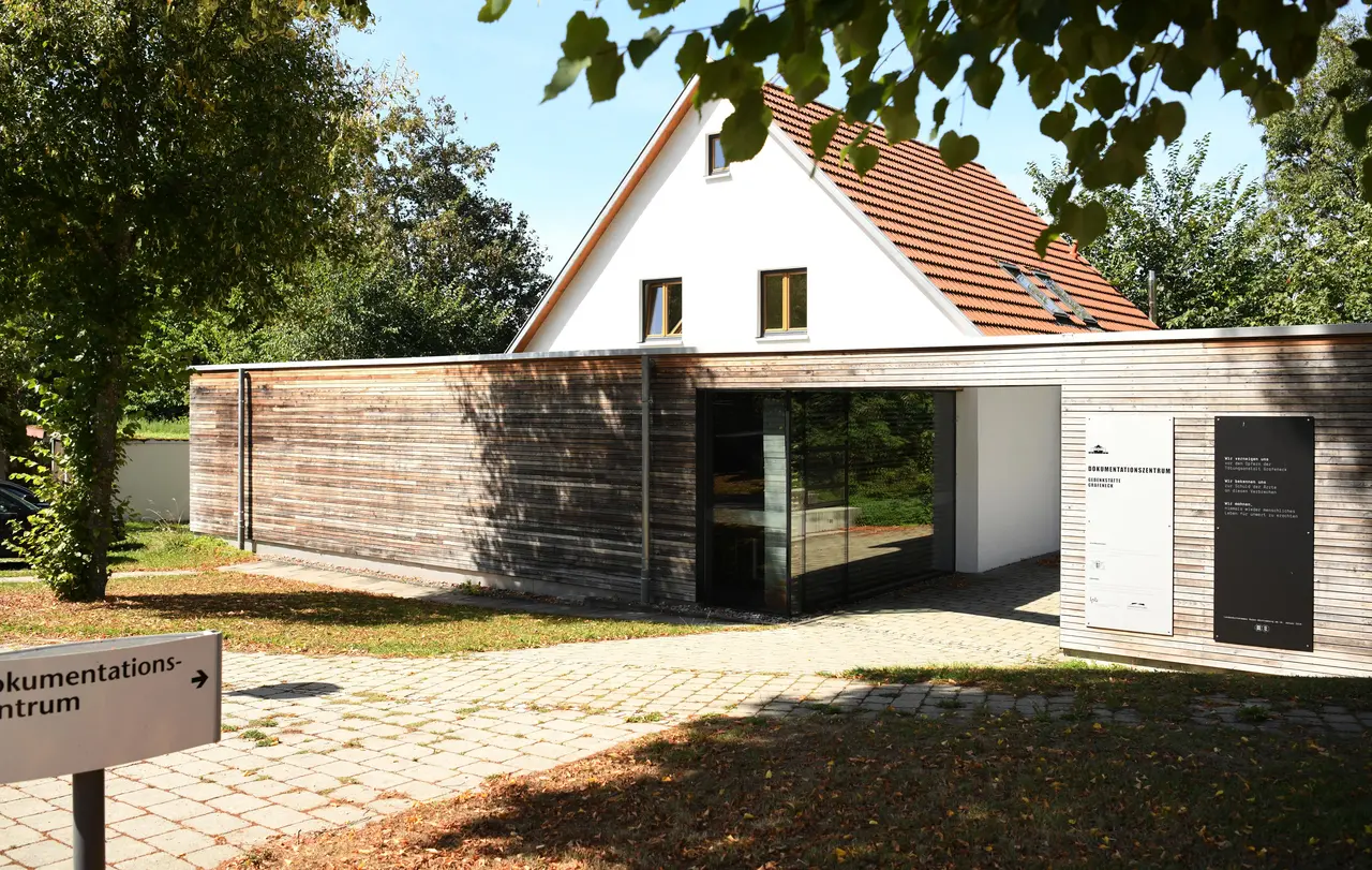 In dem 2005 auf dem Gelände der Gedenkstätte erbauten Dokumentationszentrum finden Besucherinnen und Besucher die Dauerausstellung „Grafeneck 1940 – Krankenmord im Nationalsozialismus“.