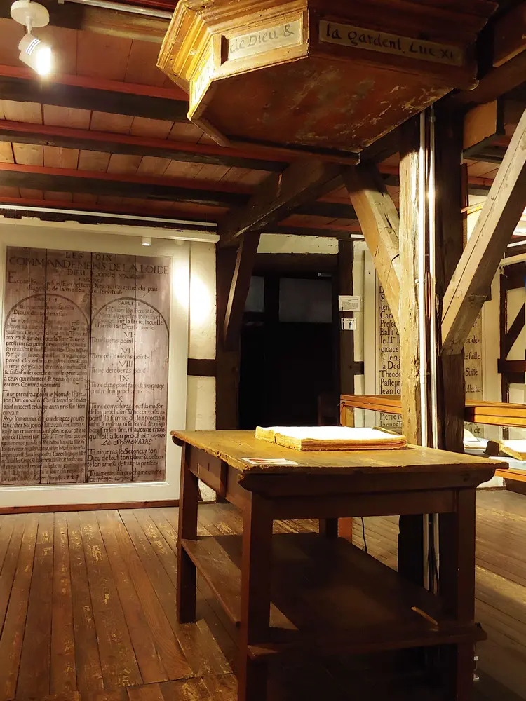 Waldensischer Abendmahlstisch und Schalldeckel im Henri-Arnaud-Haus in Schönenberg.