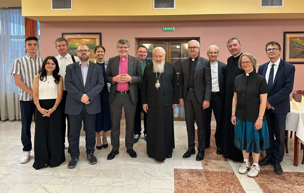 Vordere Reihe: Landesbischof Ernst-Wilhelm Gohl (3. v. l.) und der rumänisch-orthodoxe Metropolit Andrei (4. v. l.) in Cluj/Rumänien