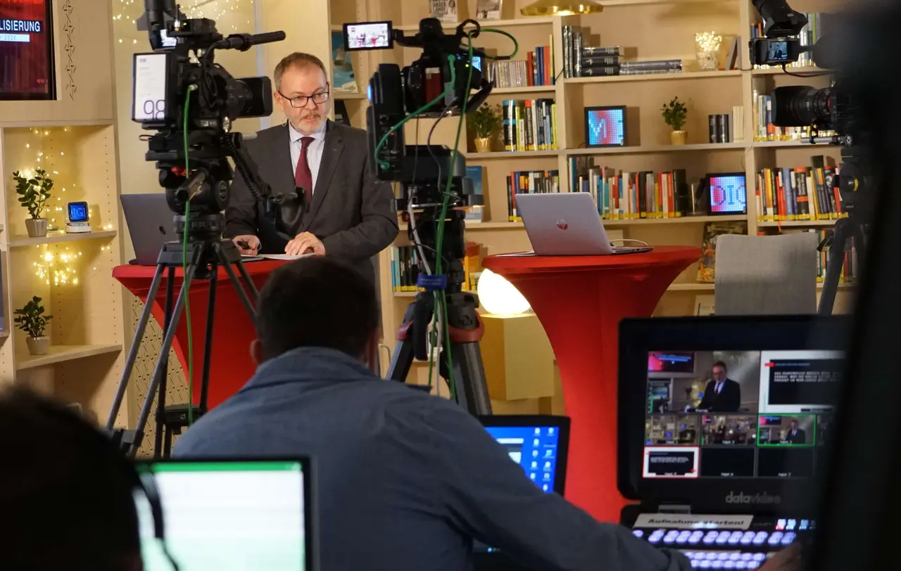 Stefan Werner im Mini-Studio des 6. Forums Digitalisierung. Stefan Werner im Mini-Studio des 6. Forums Digitalisierung.