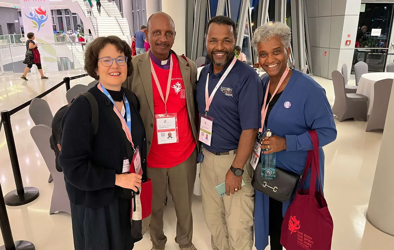 Dr. Christine Keim bei der Vollversammlung des LWB 2023 mit Delegierten aus Äthiopien und Eritrea (v.r.n.l.: Delegierte aus Eritrea; Pfarrer Dr. Bruk Ayele, Leiter des theol. Seminars in Addis Abeba, Äthiopien; Pfarrer Yosief Fanuel  Gebreyesus, Präsident der evangelisch-lutherischen Kirche in Eritrea; Kirchenrätin Dr. Christine Keim)