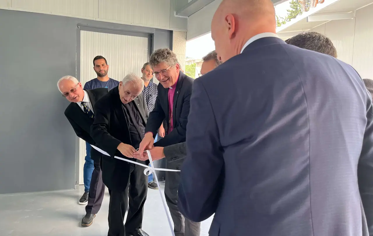 Eröffnung der Elektrowerkstatt in der Johann-Ludwig-Schneller-Schule im Libanon. Auf dem Foto zu sehen sind von links nach rechts
Schulleiter Dr. George Haddad, Dr. Habib Badr und Landesbischof Gohl.