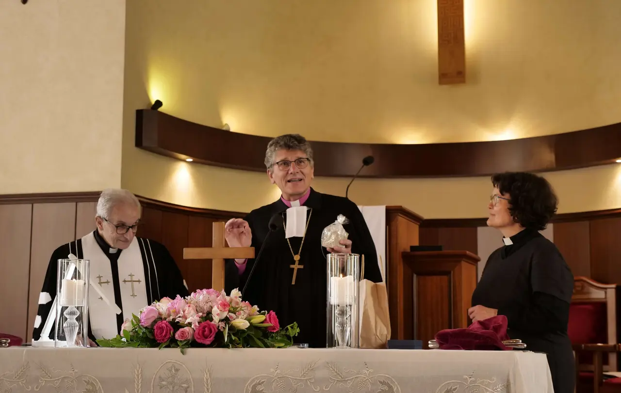 Festgottesdienst anlässlich des 175-jährigen Jubiläums der evangelischen Kirche in Beirut. Von links nach rechts zu sehen sind Pfarrer Dr. Habib Badr, Landesbischof Gohl und Kirchenrätin Dr. Christine Keim, Leiterin des Referats für Mission, Ökumene und Entwicklung der Landeskirche.