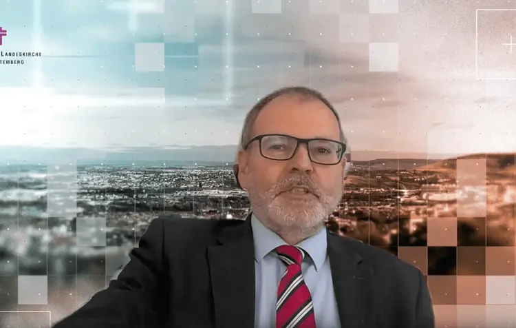 Der Direktor im Oberkirchenrat, Stefan Werner, erklärt beim 8. Forum Digitalisierung, welche Bedeutung New Work in der Evangelischen Landeskirche spielt.