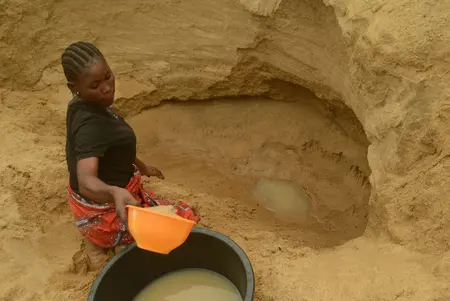 Frau an einer Wasserstelle.