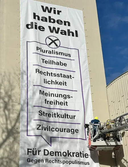 Banner an der Ev. Stephanuskirche in Stuttgart-Giebel - so groß, dass die Feuerwehr ran muss.