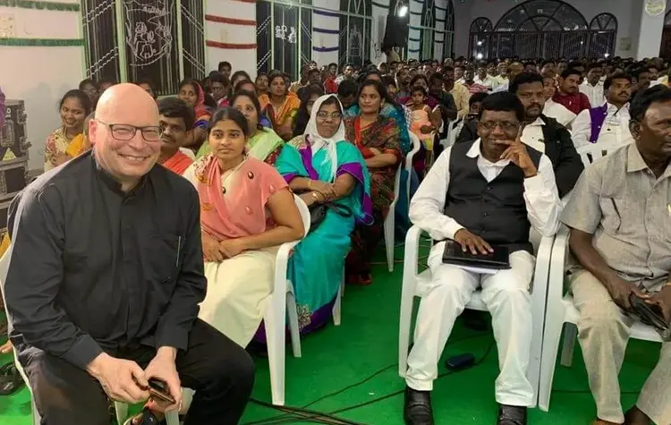 Ein Bild aus besseren Tagen: 2020, vor dem Corona-Ausbruch, war Pfarrer Markus Schanz noch in Indien und hat mit den Menschen dort Gottesdienst gefeiert.