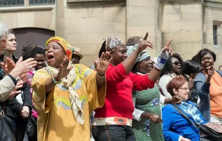 An Pfingstmontag ist Tag der weltweiten Kirche. Auch wenn es dieses Jahr nicht ganz so bunt und ausgelassen werden kann wie in früheren Jahren, gefeiert wird trotzdem. Unter Einhaltung der Corona-Regeln.