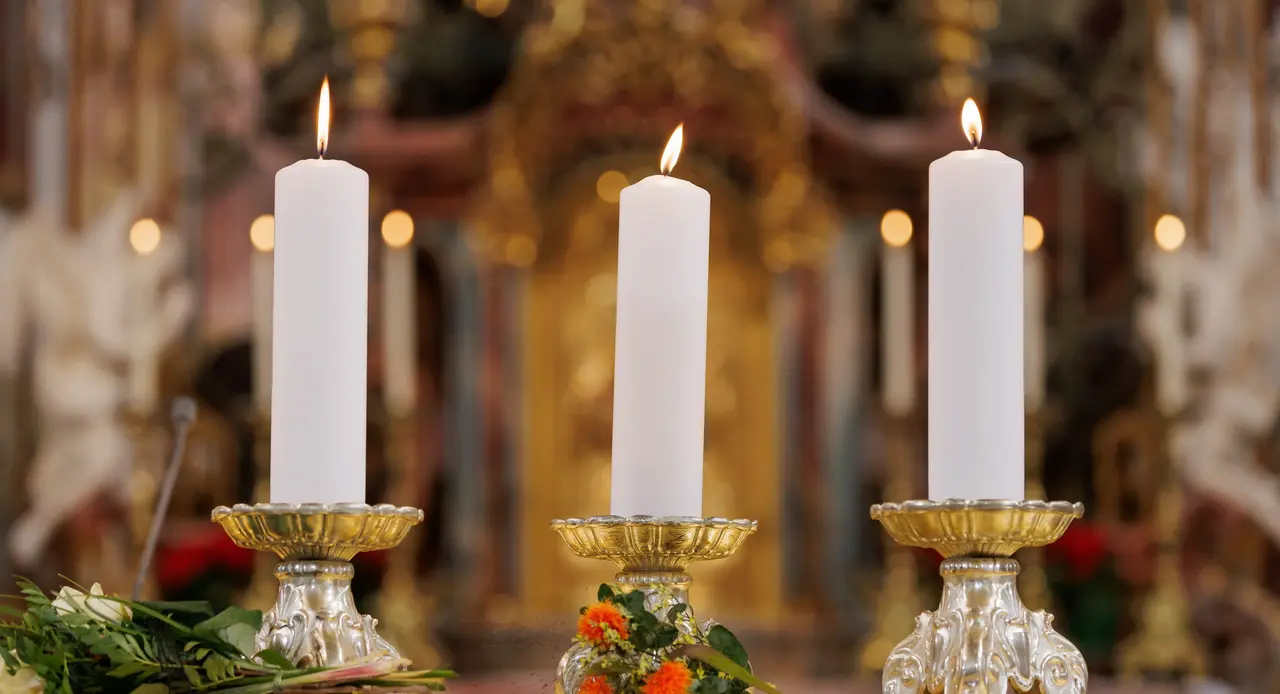 Drei Kerzen auf dem Altar standen im Gottesdienst für die drei Menschen, die bei dem Eisenbahnunglück ums Leben gekommen sind.