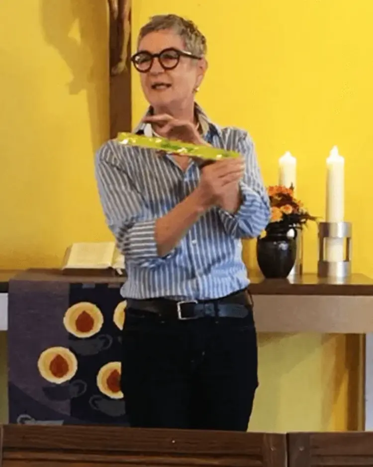 Oberkirchenrätin Carmen Rivuzumwami, Leiterin des Bildungsdezernats im Oberkirchenrat, feiert den Einschulungsgottesdienst der Erich-Kästner-Schule in Reutlingen mit.