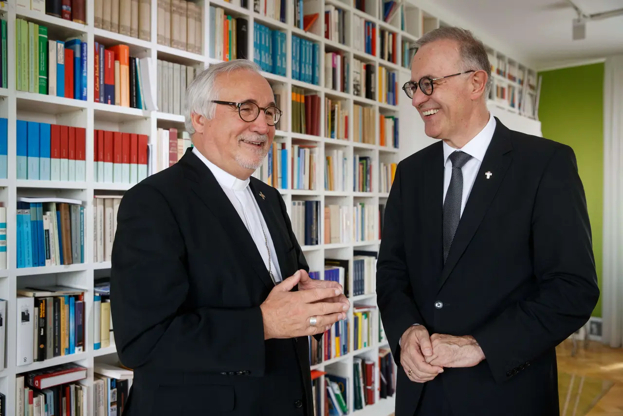 Landesbischof Dr. h. c. Frank Otfried July (rechts) zusammen mit Dr. Gebard Fürst, Bischof der Diözese Rottenburg-Stuttgart.