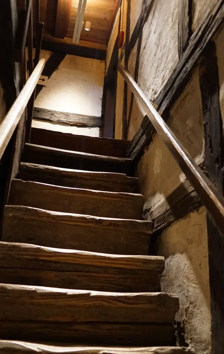 Eine ausgetretene Treppe führt nach oben. Wer hier wohl schon alles gegangen ist?