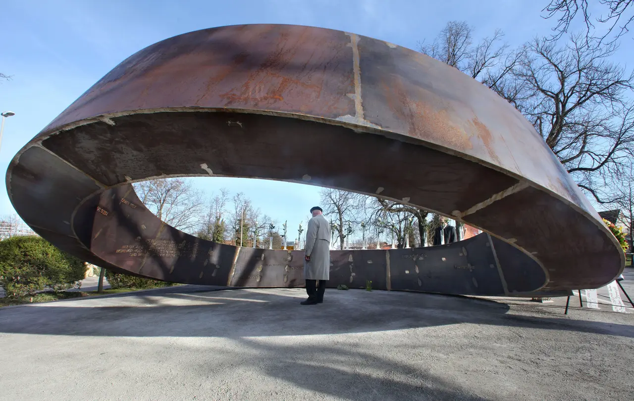 Gedenkstaette der Opfer des Amoklaufs von Winnenden mit dem Titel „Der gebrochene Ring“ von dem Künstler Martin Schoeneich in Winnenden bei Stuttgart.