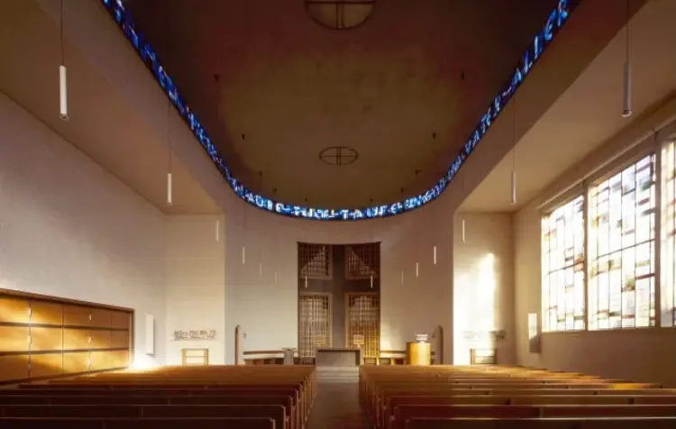 Kreuzkirche Hedelfingen innen: Das Lichtband lässt die Decke scheinbar schweben.