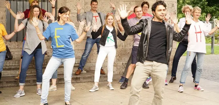 Tanzen für die Freiheit beim Flaschmob mit Laith Al-Deen